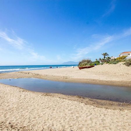 Perfectly Located Beachside Apartment In Elviria Марбелья Екстер'єр фото