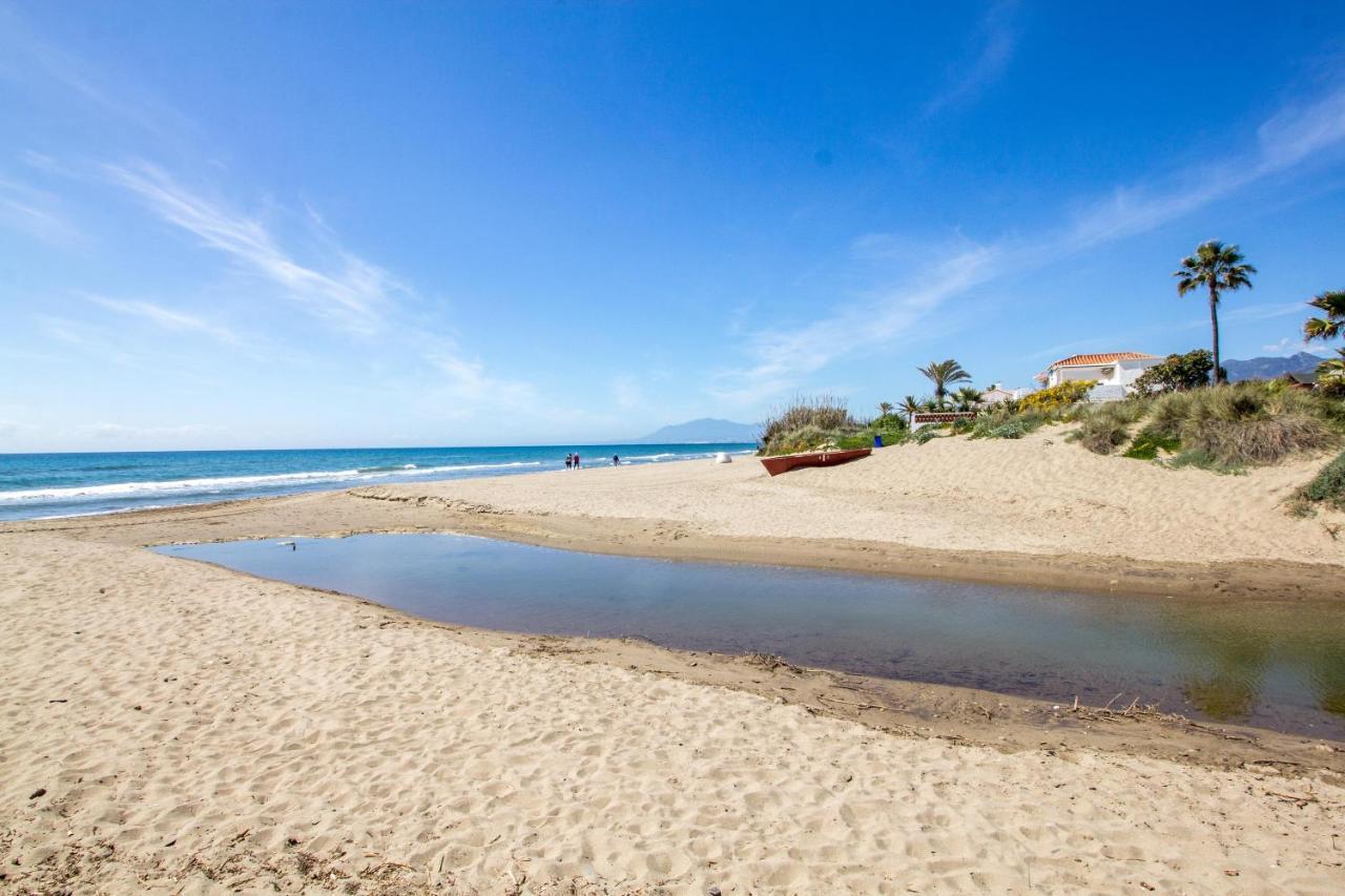 Perfectly Located Beachside Apartment In Elviria Марбелья Екстер'єр фото